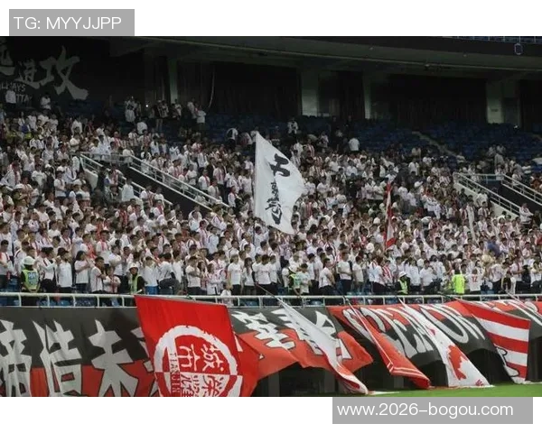 范德彪与裁判争抢球权引发争议赛后社交媒体怒斥裁判不公