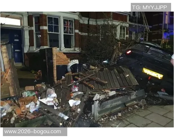 荷兰前国脚经历惊险四车连环撞击兰博基尼惨遭报废